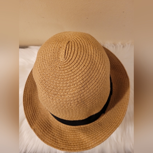Bluenotes Straw Hat for a Spring refresh Featuring a classic fit with a brim. - Picture 3 of 15